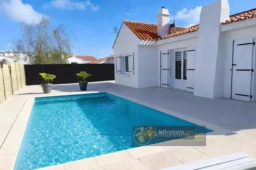 Belle maison avec une piscine privée à vendre.