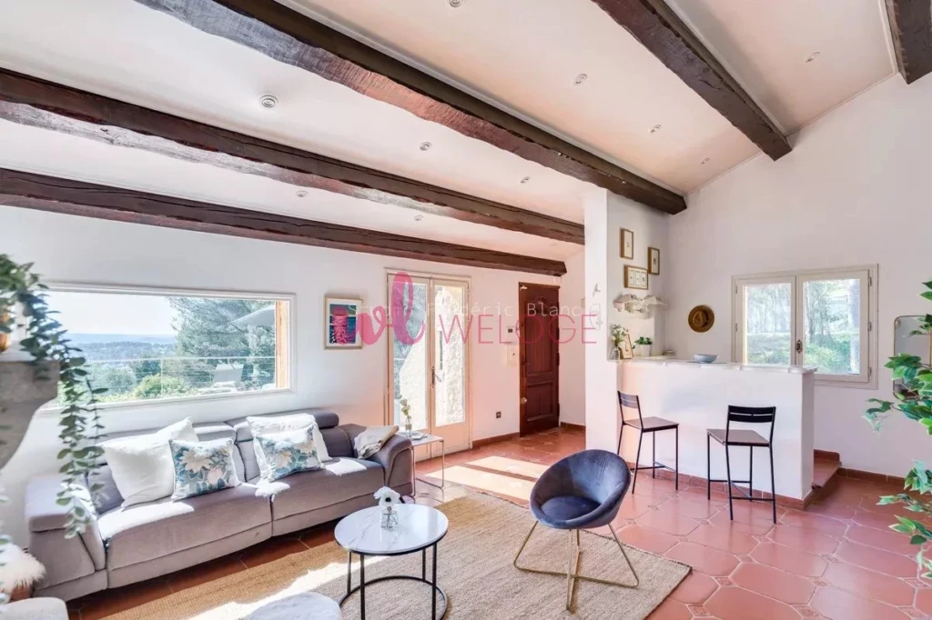grand salon belle hauteur sous plafond ouvert sur piscine