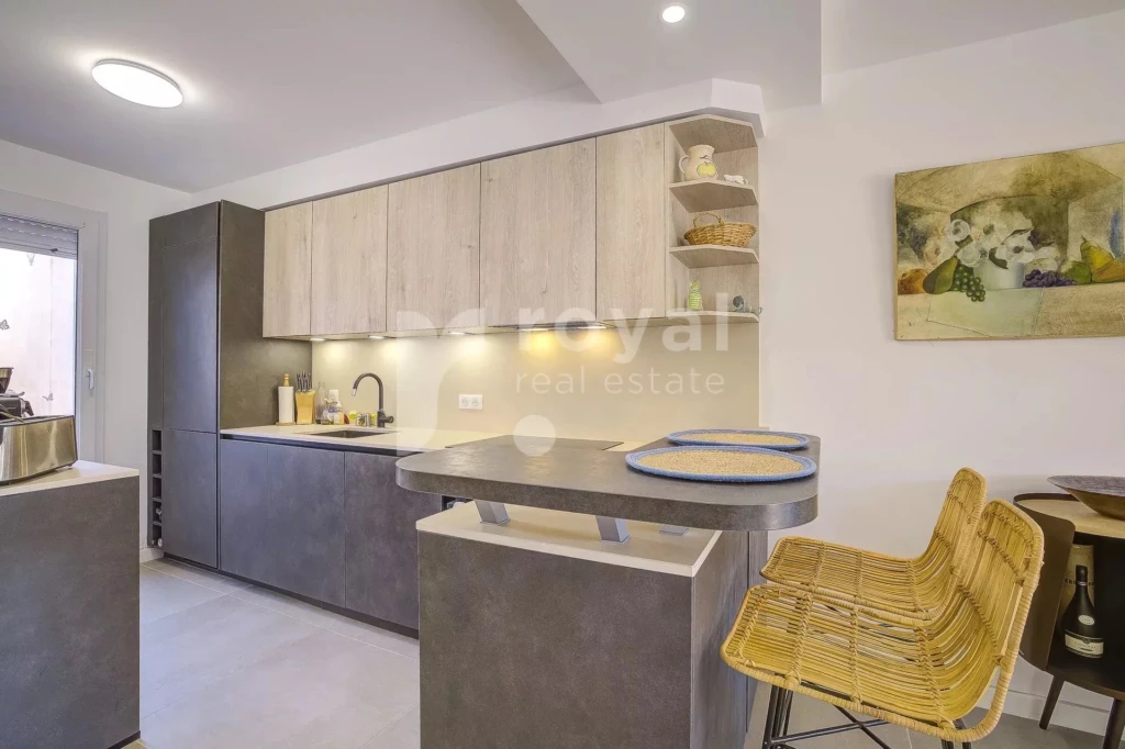 Cuisine fonctionnelle avec accès direct à la terrasse – propriété de standing à Mougins