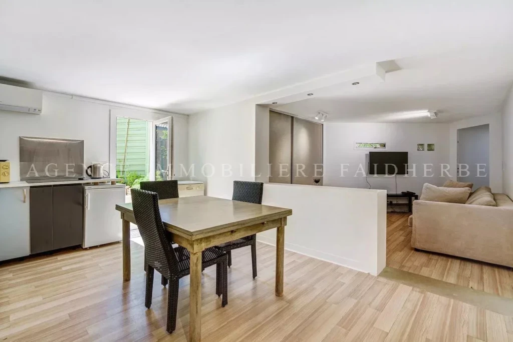 Appartement lumineux avec cuisine équipée et espace salon convivial.