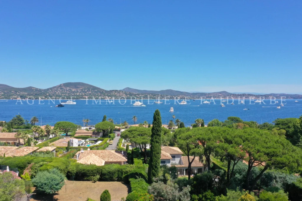 Vivez dans un cadre idyllique avec une vue imprenable sur la mer.