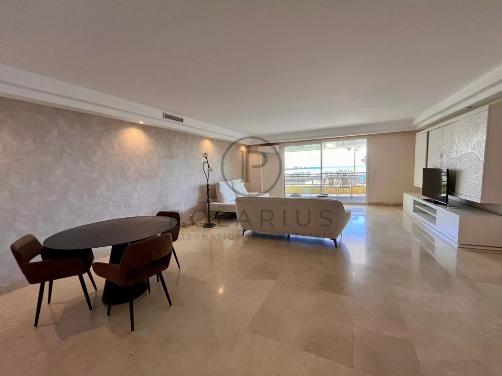 Grand salon lumineux avec vue sur l'extérieur et espace moderne.