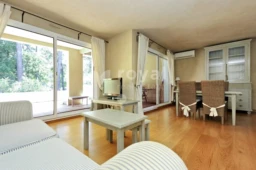 Salon lumineux avec baies vitrées ouvrant sur la terrasse