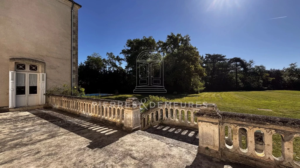 CHATEAU A RENOVER - CHATEAU A VENDRE DANS L'INDRE - CHATEAU AVEC PARC BOISE - CHATEAU AVEC PISCINE - CHATEAU AVEC DEPENDANCES - CREATION GITE CHAMBRES D'HOTES ET SALLES DE SEMINAIRES -