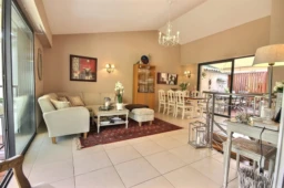 Valbonne Villa Sécurisée avec Vue Panoramique et Piscine à vendre