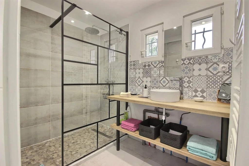 Salle de bains moderne avec cabine de douche en verre et mobilier contemporain - Les Adrets-de-l'Estérel