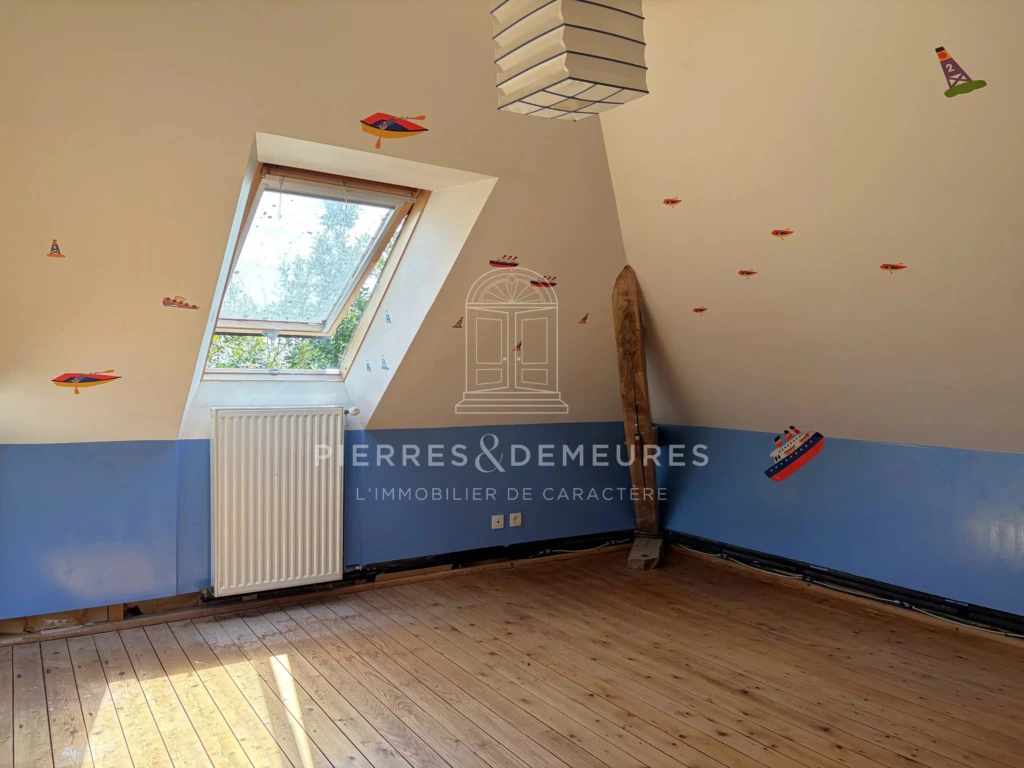 MAISON DE CARACTÈRE A VENDRE A LA CHAPELLE-SAINT-URSIN - MAISON DE VILLE AVEC JARDIN - MAISON FAMILIALE - PARQUETS - CHEMINÉES - GARAGE - CAVE