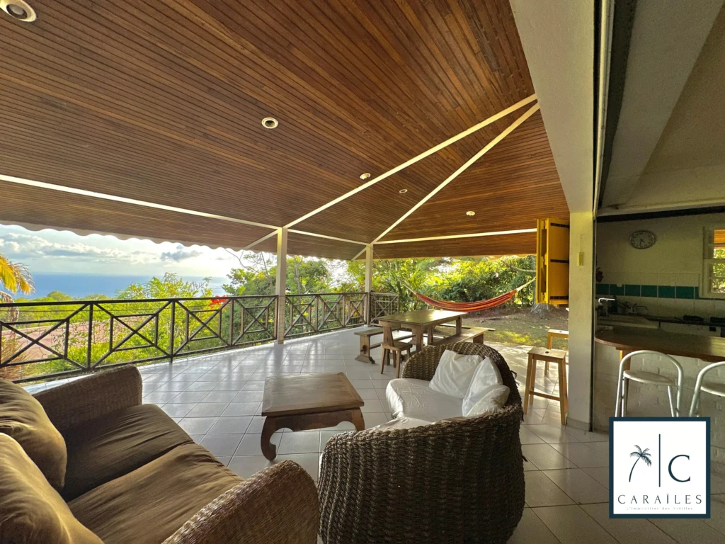 Balcon spacieux avec vue imprenable sur la nature et espace détente confortablement aménagé.