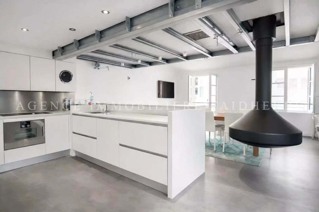 Cuisine moderne et lumineuse dans un espace ouvert avec vue sur la ville.