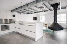 Cuisine moderne et lumineuse dans un espace ouvert avec vue sur la ville.