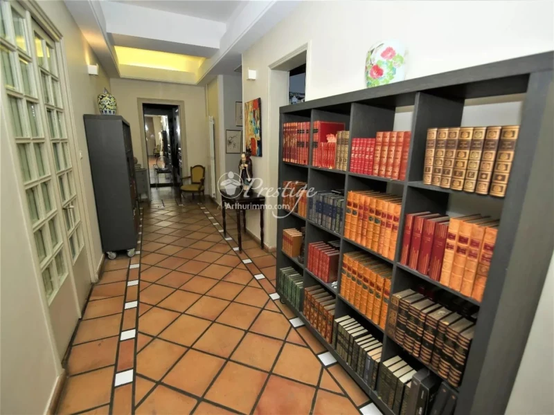 Couloir Mur en briques Carrelage