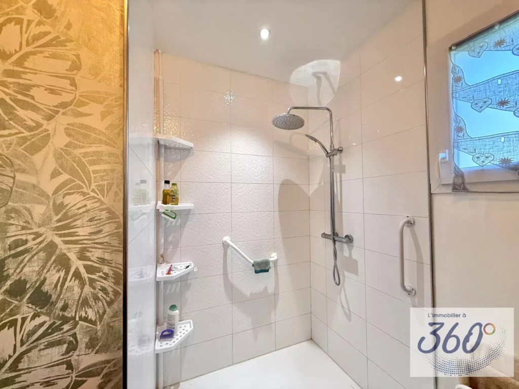 La salle d’eau bénéficie d’une douche contemporaine, pensée pour allier esthétisme et praticité.