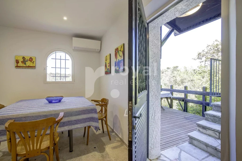 Coin repas élégant et lumineux dans villa de prestige à Biot