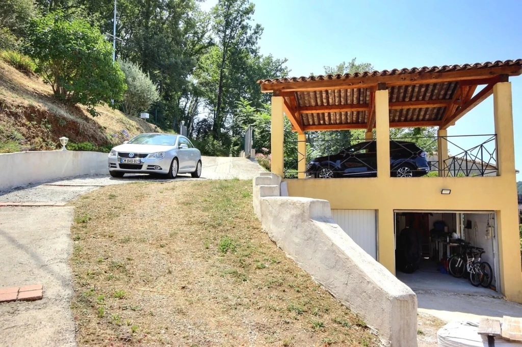 Garage et espace de stationnement extérieur dans un cadre verdoyant et en pente - Les Adrets-de-l'Estérel