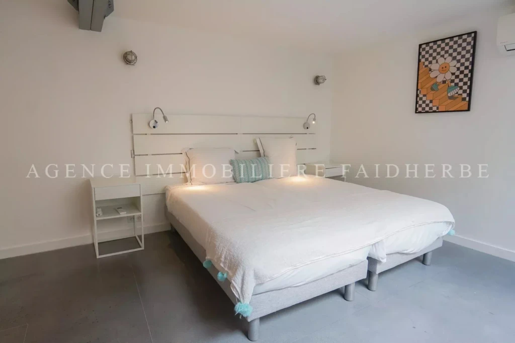 Chambre lumineuse avec un style moderne et épuré.