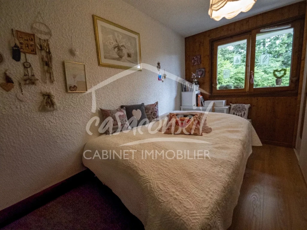 La chambre avec beaucoup de placards de rangement