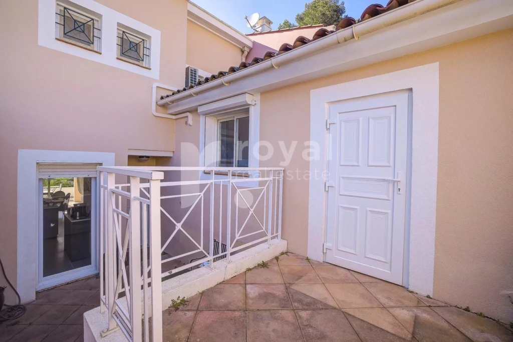 Patio et terrasse à l'entrée d'une villa de standing dans le domaine fermé à Mougins