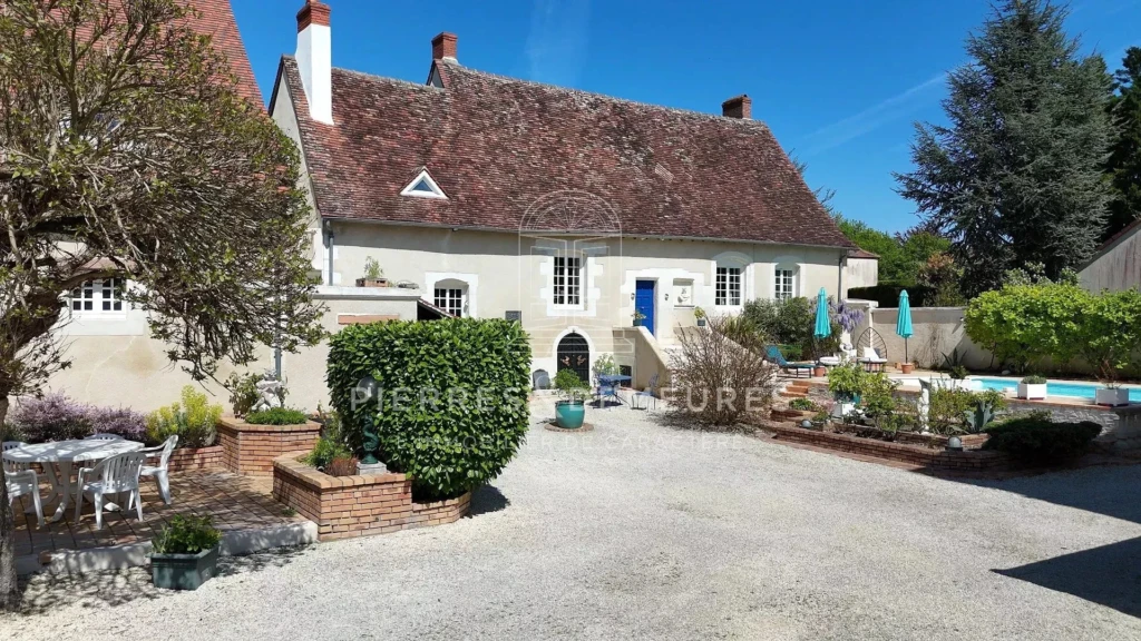 propriété de caractère en ville-gîte-chambres d'hôtes-hotellerie-restauration-piscine-Bourges-propriété à vendre
