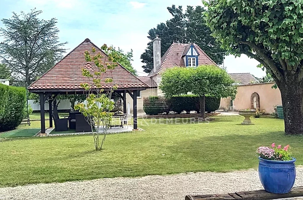 propriété de caractère en ville-gîte-chambres d'hôtes-hotellerie-restauration-piscine-Bourges-propriété à vendre