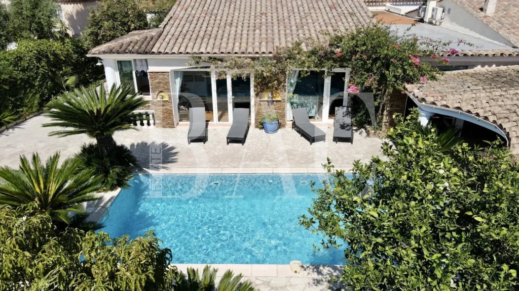 BAC Estate villa avec piscine proche de la mer à Sainte-Maxime