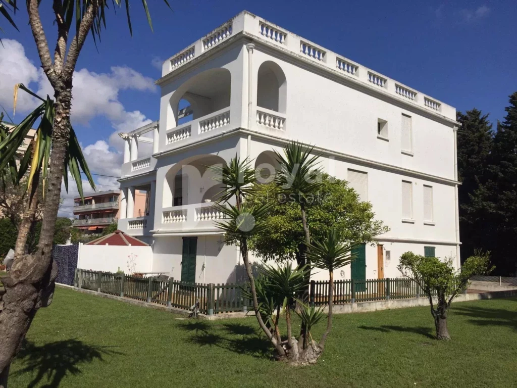 Architecture contemporaine d’un immeuble rénové proche plage