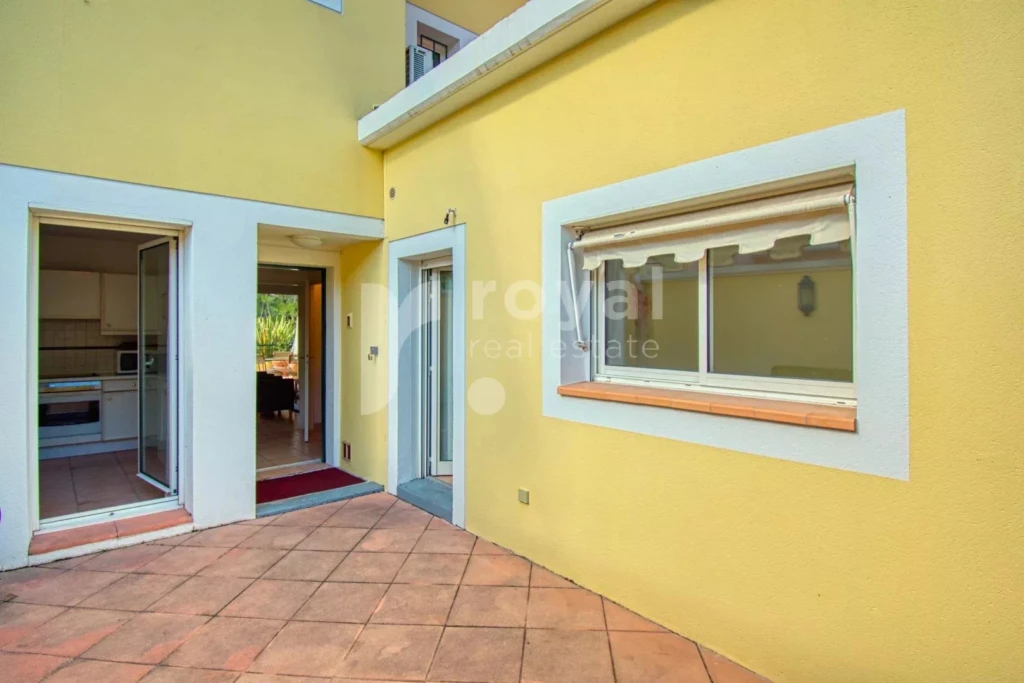 Patio méditerranéen à l'entrée d'une villa dans un domaine fermé
