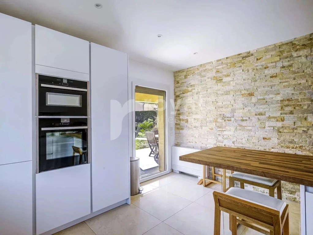 Cuisine élégante dans villa avec piscine sur la Côte d’Azur