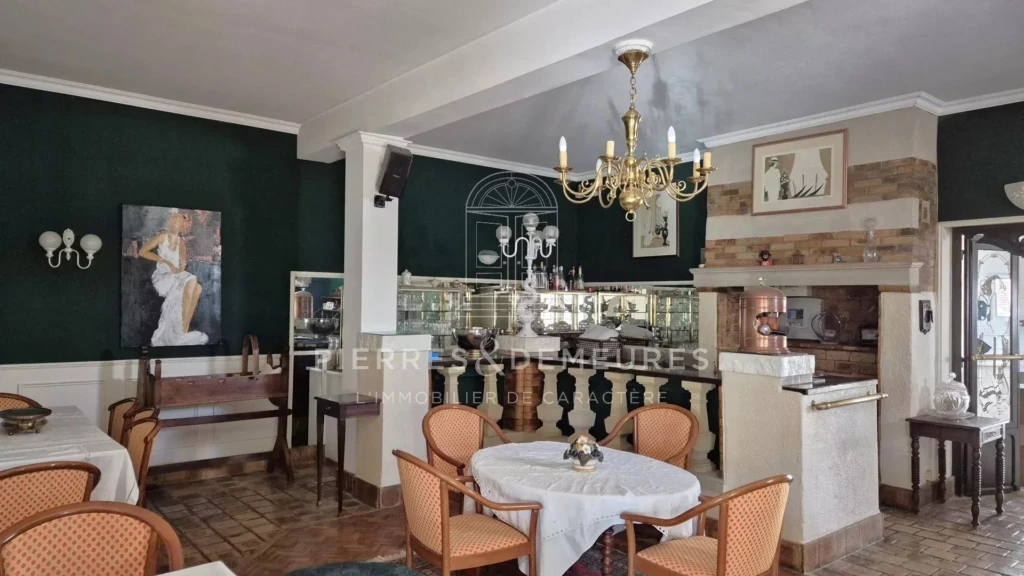 intérieur charmant-lieu accueillant-fonctionnel-sans travaux-vue sur la piscine