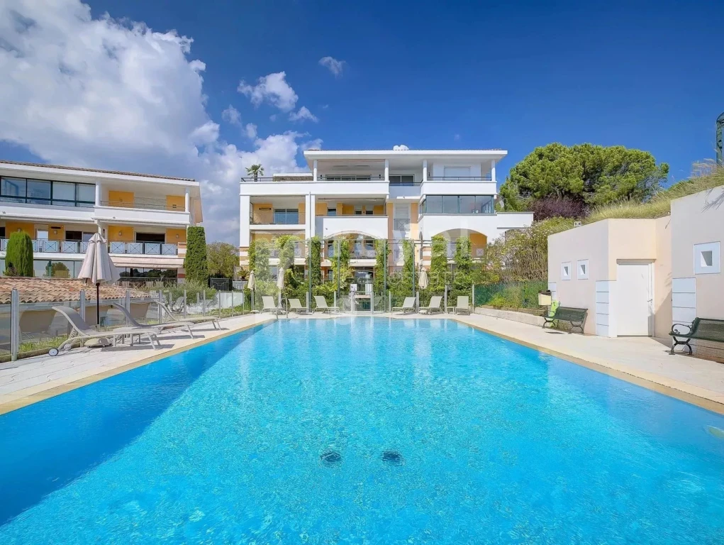 Piscine du domaine sécurisé au Royal Mougins Golf Resort