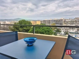 Balcon avec une vue imprenable sur la ville et la nature environnante.