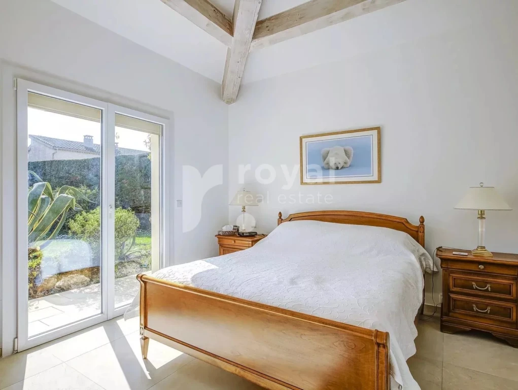 Suite élégante avec vue jardin – villa familale à Mougins