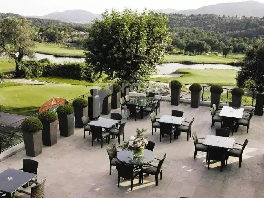 Terrasse avec vue au Royal Mougins golf Resort