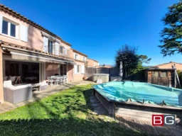 Belle maison avec piscine et jardin spacieux, idéale pour la famille.