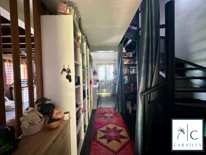 Un espace confortable avec une mezzanine et des rangements intelligents, idéal pour une vie pratique et chaleureuse.
