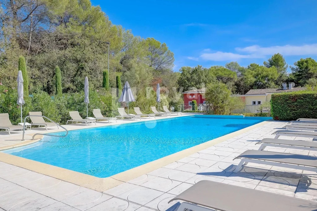 Piscine commune de standing dans un domaine sécurisé à Mougins