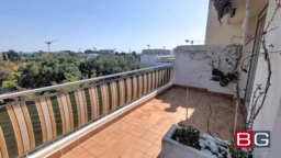 Balcon spacieux avec vue panoramique et espace pour jardinage.