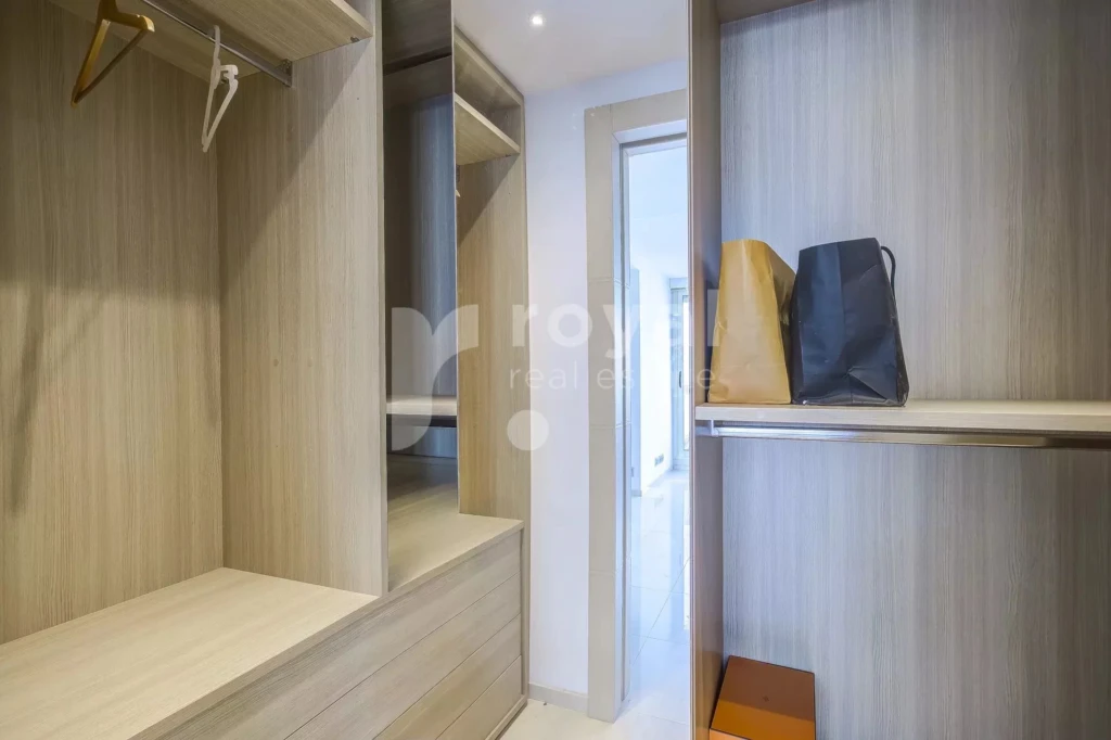 Espace dressing chic et fonctionnel dans appartement de prestige