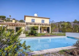 Villa familiale avec jardin et piscine à Mougins