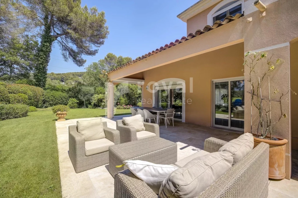 Extérieur verdoyant d’une grande villa contemporaine de luxe