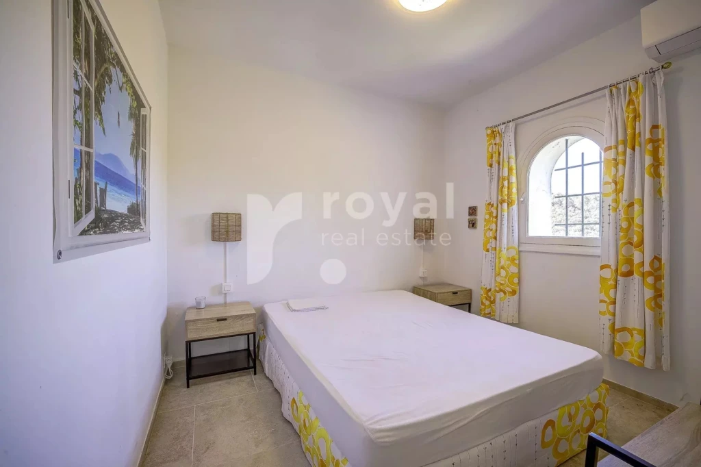 Chambre principale luxueuse avec vue sur jardin à Biot