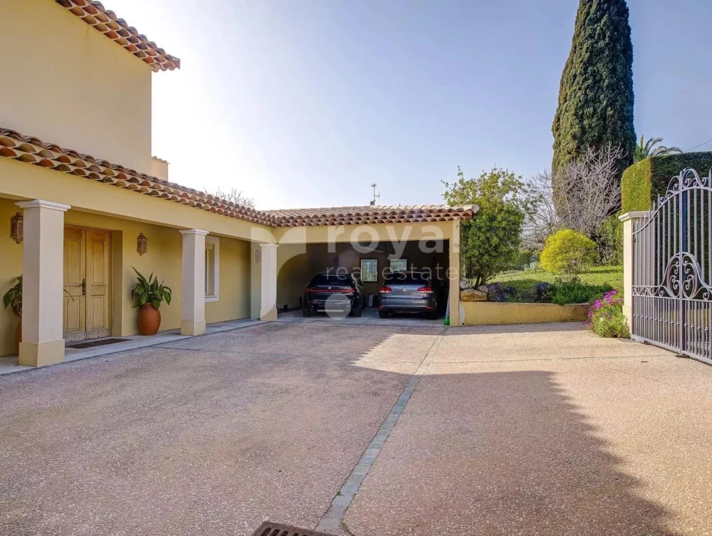 Stationnement privé dans villa avec jardin et piscine