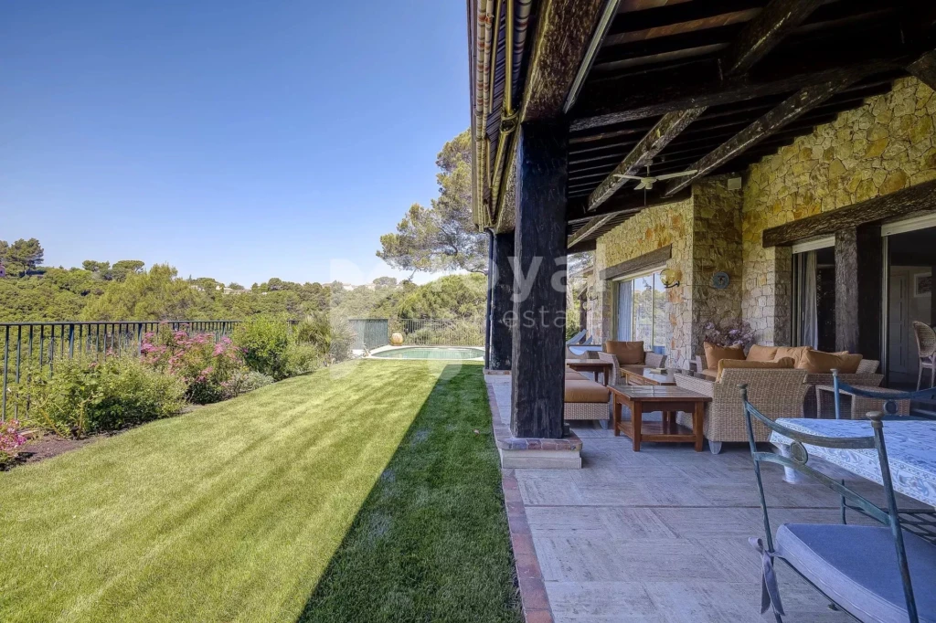Espace extérieur élégant avec pelouse et arbres autour de la villa