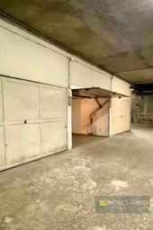 Box spacieux idéal pour le stockage ou un atelier.
