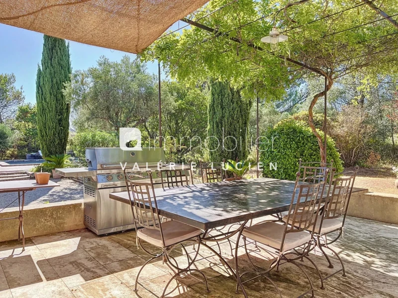 Maison au calme Eygalières espace extérieur convivial et jardin paysagé