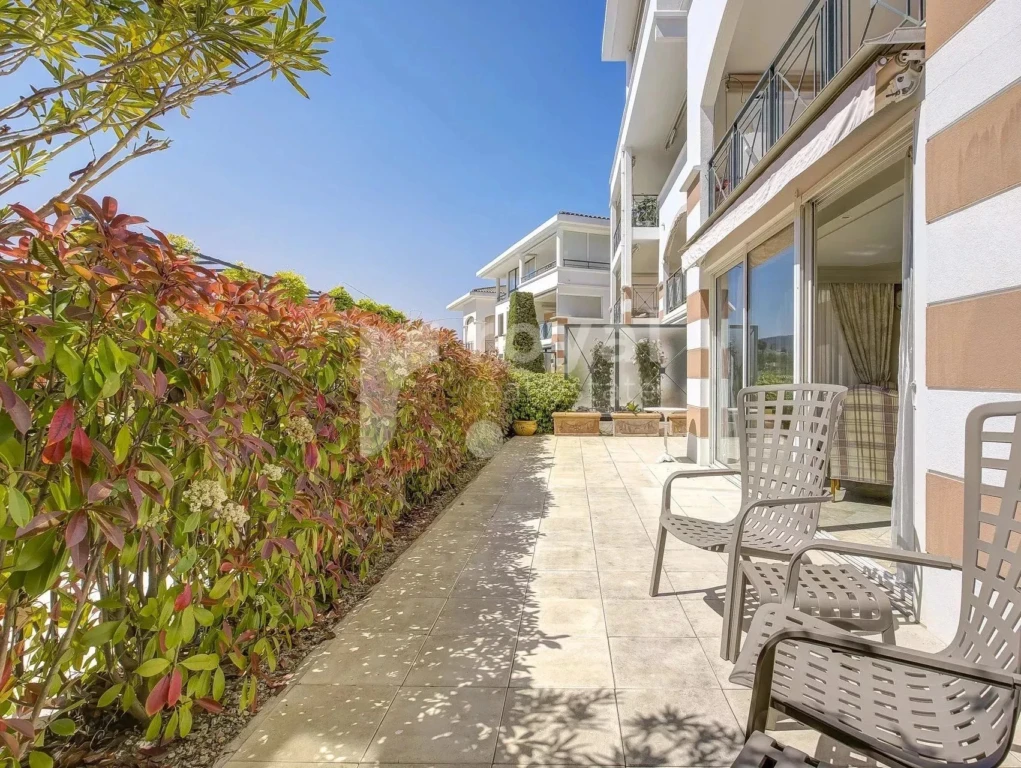 Grande terrasse pour profiter du climat de la Côte d'Azur
