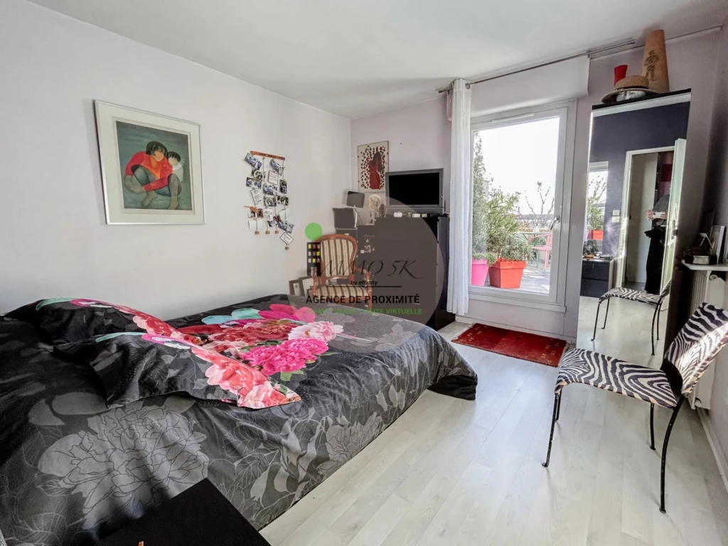 Benoit Cambronne Chometon Couple Grenelle Mariage Mariage Ville Parisien Mariage civil Marie-Caroline Motte Picquet Paris Paris XV Parisiens Place Gustave Tour eiffel cerisiers cherry blossom photogra