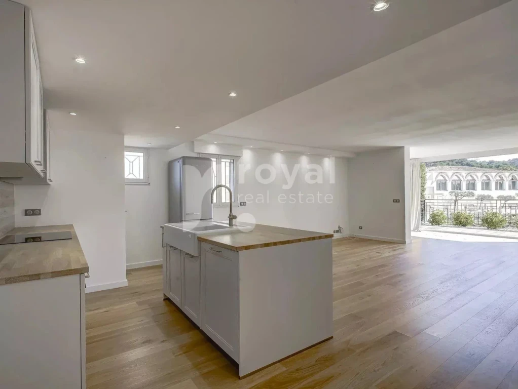 Cuisine élégante entièrement équipée dans appartement rénové à Mougins