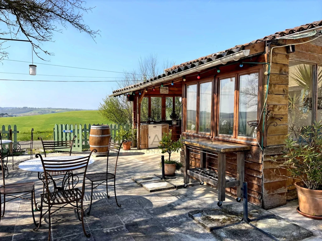 Charmant espace extérieur avec vue sur la campagne, idéal pour se détendre.