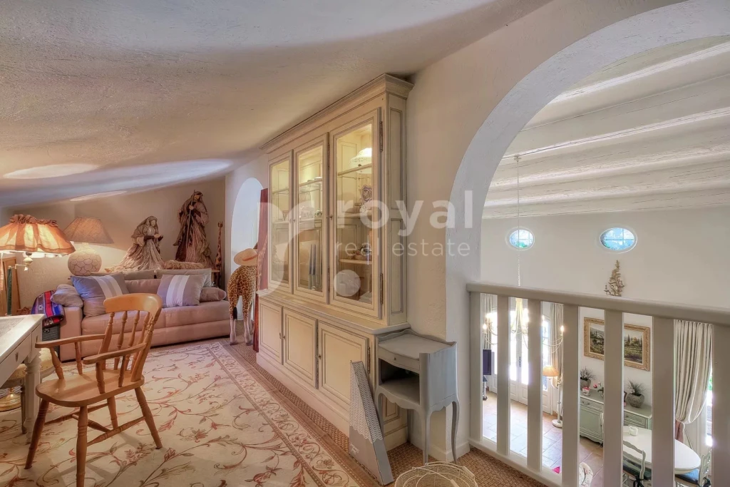 Mezzanine aménagée en bibliothèque avec vue sur le salon dans une maison provençale de luxe