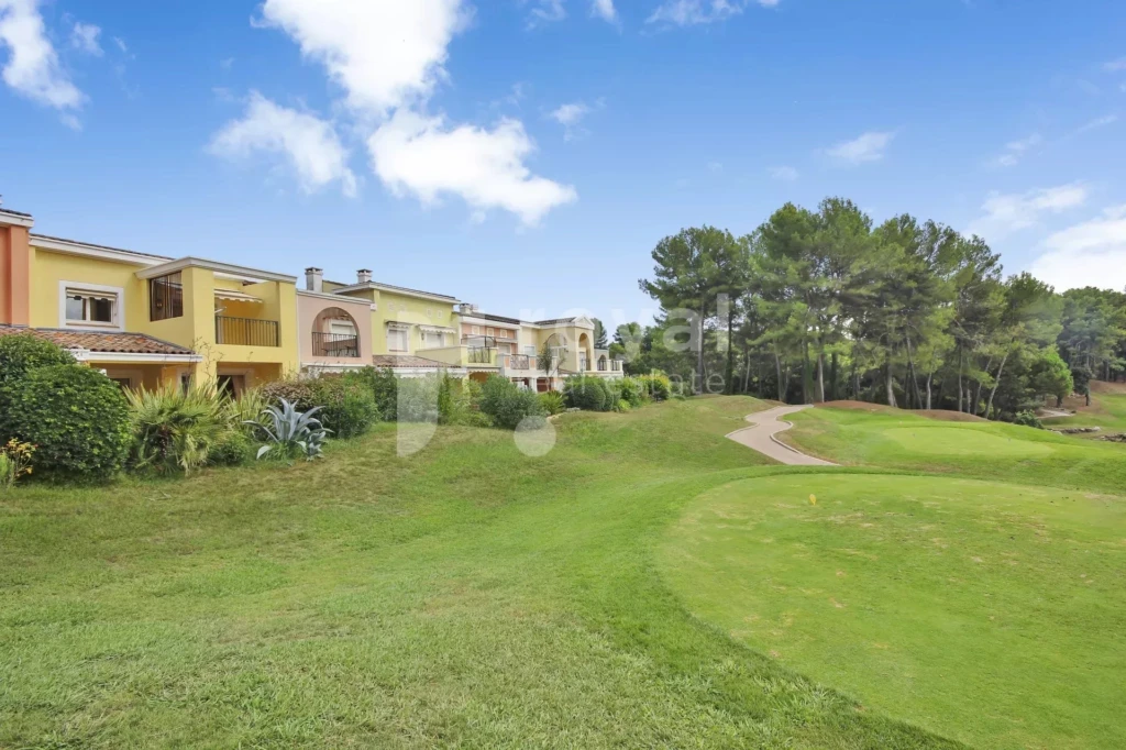 Résidence de prestige avec accès sécurisé située sur le Royal Mougins golf